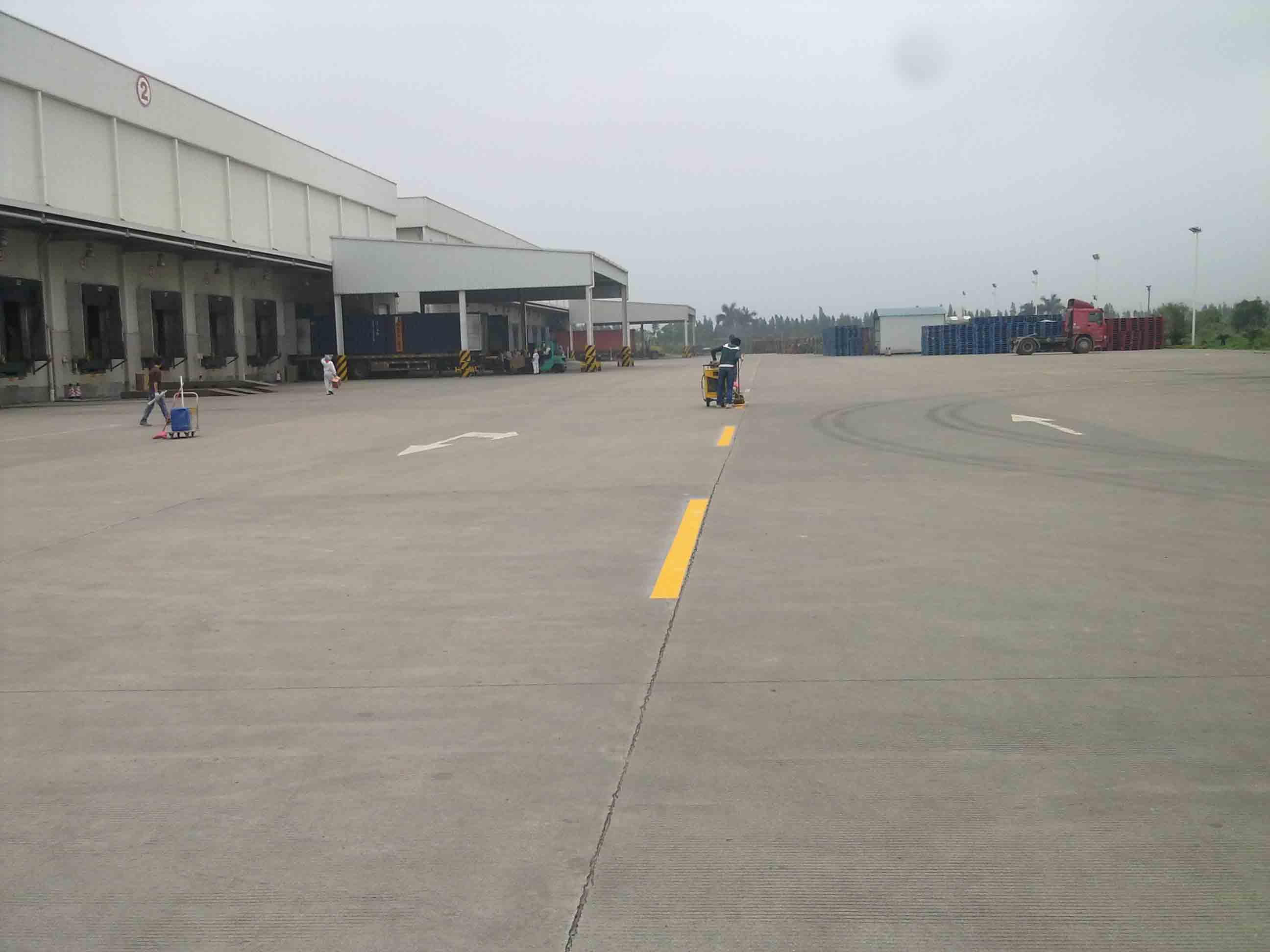工廠(chǎng)交通安全設(shè)施工程 道路劃線(xiàn)、標(biāo)牌安裝與施工案例解析