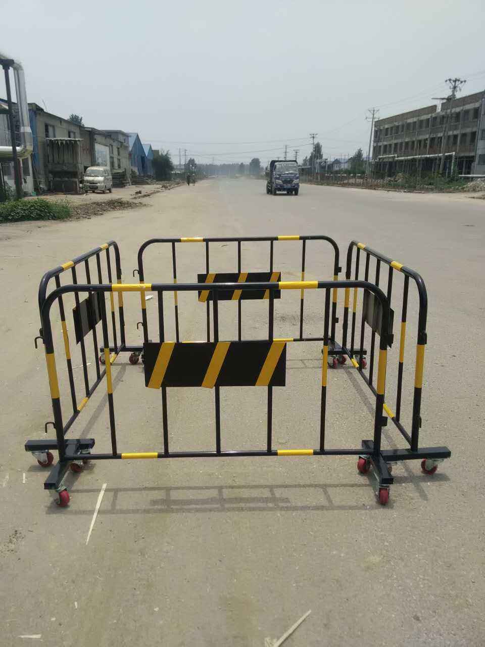 鐵馬圍欄 市政道路施工與交通安全的關(guān)鍵防護(hù)屏障